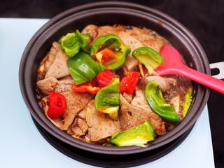 15、辣爆猪肝,加入切块的青红辣椒。