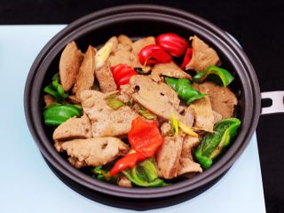 16、辣爆猪肝,大火翻炒至青红椒断生变色即可关火。