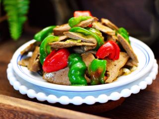 18、辣爆猪肝,猪肝的口感鲜嫩爽滑又鲜辣。