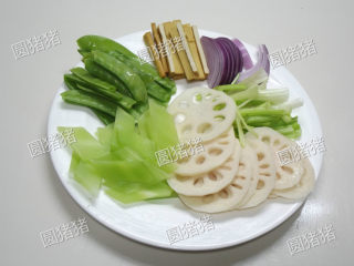 2、麻辣香锅,莲藕去皮切薄片，莴笋去皮切菱形片，荷兰豆撕去老筋、豆干切条、洋葱切条、芹菜切段。
