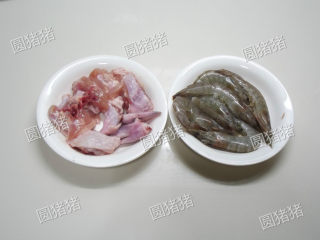 3、麻辣香锅,鸡翅斩小块用1/4小匙盐腌制10分钟，虾剪去须脚挑出虾线备用。干红椒剪段和花椒一同用水清洗干净。