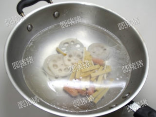 4、麻辣香锅,锅内烧开水，放入莲藕片、火腿肠、豆干氽烫2分钟。