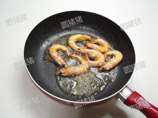 6、麻辣香锅,炒锅热油，放入鲜虾炒至变红色，盛出备用。