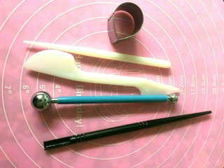 1、翻糖布偶熊--翻糖蛋糕装饰,先准备好图中的工具