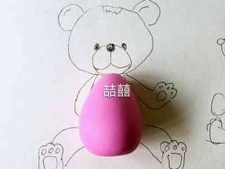 3、翻糖布偶熊--翻糖蛋糕装饰,取一块糖，参照图的大小搓成水滴状，做出身体