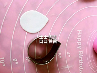 4、翻糖布偶熊--翻糖蛋糕装饰,白色翻糖擀成薄片，用花瓣切模切出水滴状