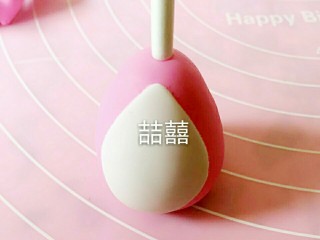 5、翻糖布偶熊--翻糖蛋糕装饰,把白色薄片贴在身体前方做好布偶的肚子，然后用纸棒把身体固定在泡沫上