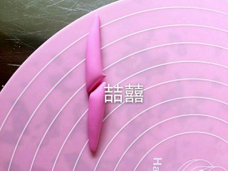 7、翻糖布偶熊--翻糖蛋糕装饰,最好两只胳膊腿一起做，比较容易做一样大小