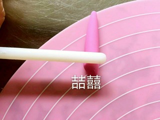 8、翻糖布偶熊--翻糖蛋糕装饰,在手腕的位置用塑型棒稍擀一圈，便于折出手掌的方向
