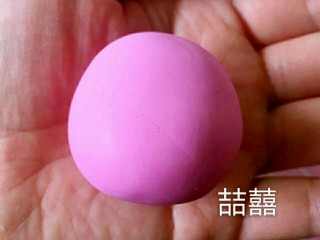 10、翻糖布偶熊--翻糖蛋糕装饰,用做身体的方法再确定好头的大小，头的型状要上窄下宽