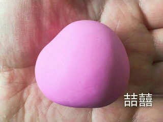 11、翻糖布偶熊--翻糖蛋糕装饰,在脸的一面用大手指压出一道凹痕，使脸在侧面看上去圆嘟嘟有立体感