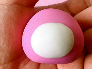 12、翻糖布偶熊--翻糖蛋糕装饰,用白色翻糖做一个中间稍厚，四周薄的圆片，贴在脸的下方中间部分