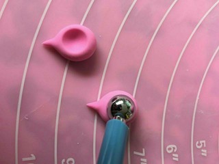 13、翻糖布偶熊--翻糖蛋糕装饰,搓两个水滴状小球，用塑型棒压出耳朵状