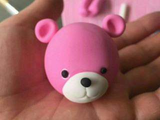 14、翻糖布偶熊--翻糖蛋糕装饰,用塑型棒确定好耳朵眼睛的位置，再用水把耳朵眼睛鼻子粘上