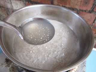 7、红豆西米露,煮至西米中间只剩下一个小白点。关火盖上盖子闷5分钟。