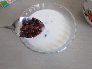 10、红豆西米露,放上红豆。