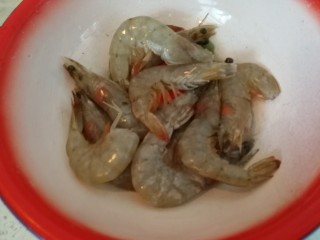 1、糖醋溜大虾,大虾洗净备用
