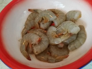 2、糖醋溜大虾,去掉虾头