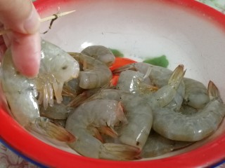 3、糖醋溜大虾,挑虾线（虾头下第二个节挑出虾线）