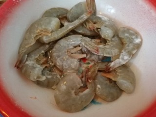 4、糖醋溜大虾,用料酒和盐喂上，撒上干淀粉拌均匀。（如图）
