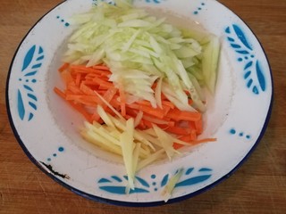 5、糖醋溜大虾,切葱丝，姜丝，黄瓜丝，胡萝卜丝。