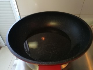 6、糖醋溜大虾,起油锅。多倒一点油，开始炸大虾。