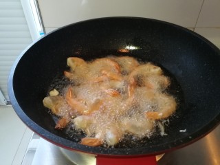 7、糖醋溜大虾,油热放入大虾开始炸