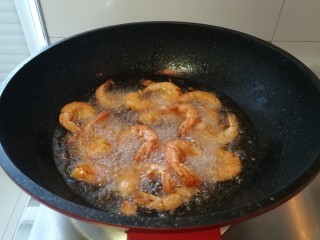 8、糖醋溜大虾,炸至金黄色酥酥的就好了