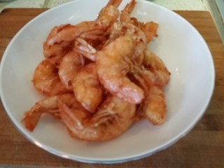 9、糖醋溜大虾,炸好的大虾