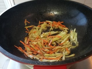 11、糖醋溜大虾,加盐，糖，醋，海鲜酱油，加淀粉水调汁（调的汁忘了拍照了）