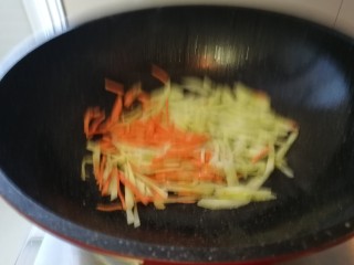 10、糖醋溜大虾,锅里留油，炒葱丝姜丝胡萝卜丝和黄瓜丝。