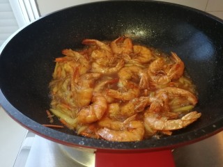 12、糖醋溜大虾,加入大虾翻炒