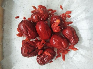 9、桃胶皂米雪燕银耳羹,关火后，清洗红枣和枸杞，挑选杂质，沥干水分。