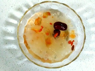 13、桃胶皂米雪燕银耳羹,稍微放凉就可以美美的开喝啦！满满胶质的银耳羹真的是冬日保暖美容利器。