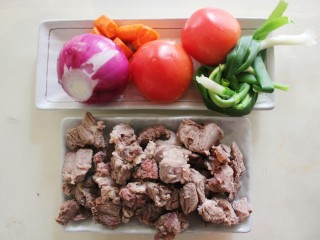 1、台湾牛肉面,牛肉切块焯水，冷水入锅，开锅后五分钟捞出，过凉水洗净牛肉上的杂质。