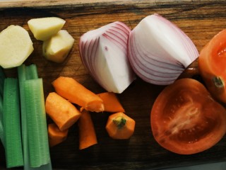 2、台湾牛肉面,食材切块，洋葱，西红柿，芹菜切段，胡萝卜，白萝卜，姜。