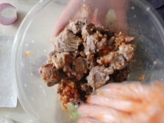 4、台湾牛肉面,焯好的牛肉加蒜碎和番茄酱抓匀，并腌制十分钟。