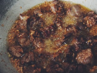 5、台湾牛肉面,锅中热油,油量300ml.炸牛肉，炸至表皮焦黄捞出。