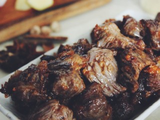 6、台湾牛肉面,炸好捞出备用。