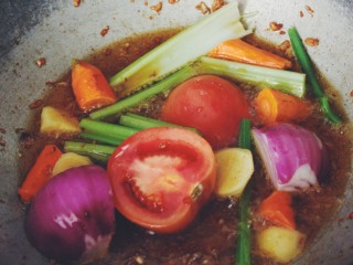 7、台湾牛肉面,继续用炸肉的油，将西红柿，芹菜段，姜块，胡萝卜块，入油锅，（一直中大火）