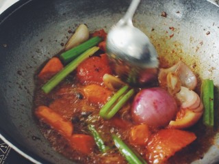 8、台湾牛肉面,炒制出香味儿。