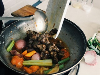 10、台湾牛肉面,入炸好的牛肉。