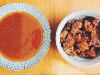 12、台湾牛肉面,牛肉挑出，并将汤底中的食材滤掉。留下汤汁单独盛放。浓汤汁用做牛肉面的汤底。