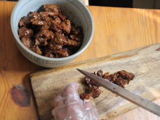 13、台湾牛肉面,牛肉切小块备用。