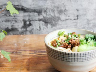 14、台湾牛肉面,一碗台湾牛肉面就做好了。