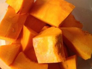 3、美味快手的南瓜浓汤????(附上简单的心形拉花),南瓜洗净去皮切成大块