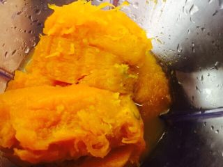 4、美味快手的南瓜浓汤????(附上简单的心形拉花),放在一个深一点的盘子里,加水,微波十分钟,稍凉一点放入榨汁机打成泥.