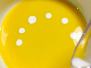 11、美味快手的南瓜浓汤????(附上简单的心形拉花),碗里装上南瓜汤,隔开滴入几滴奶油.