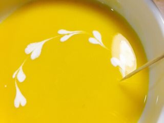 12、美味快手的南瓜浓汤????(附上简单的心形拉花),用牙签从第一滴奶油开始顺序轻轻往下画一个弧形.