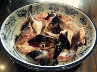 1、麻辣风味花莲鱼,清洗鱼骨类